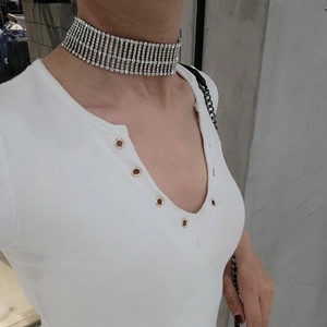 Detailansicht eines silbernen Chokers mit 12 Reihen funkelnden Strasssteinen am Hals