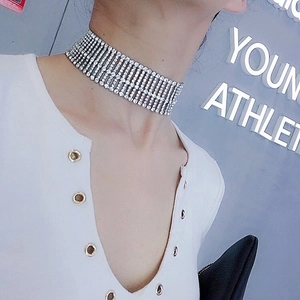 Eleganter breiter mehrreihiger Strass-Choker für Damen mit schimmernden Kristallen