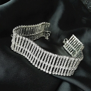 Funkelndes silbernes Strass-Choker-Halsband auf edlem schwarzem Seidenhintergrund