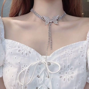 Squisita collana girocollo a farfalla con nappe di cristallo luccicanti sul collo della modella