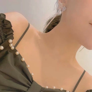 Orecchini a farfalla in argento con cristalli scintillanti e lunghe nappe metalliche