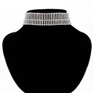 Funkelnde mehrreihige Strass-Choker-Halskette in Silber auf schwarzem Schmuckständer