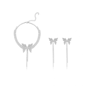 Set di collana e orecchini a farfalla con strass scintillanti per donna su sfondo bianco