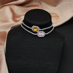 Gargantillas elegantes con piedras preciosas rectangulares amarillas y rosas en soporte negro