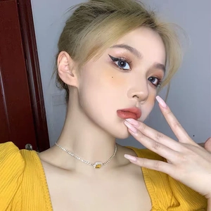 Detalle del collar de cristal amarillo cuadrado en modelo con cadena de circonitas