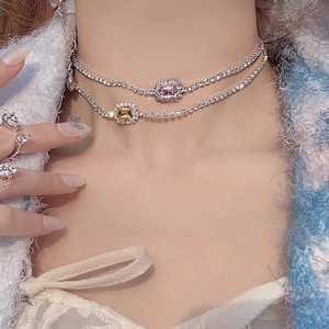 Detalle de un collar choker de doble capa en plata con circonitas rosa y amarillo