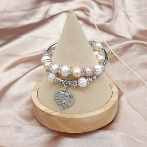 7-8mm Süßwasserperlen Doppelarmband mit Vintage Silber Herzanhänger auf Satinhintergrund