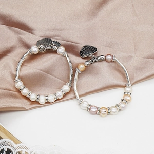 Details von Süßwasserperlen-Armband mit Vintage-Herzanhänger auf Seidenstoff