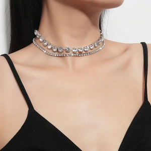 Primer plano de collar gargantilla plateado de doble capa con detalles de strass brillantes