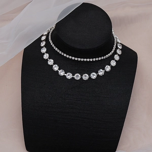 Primer plano del conjunto de collar de doble capa plateado con circonitas brillantes