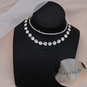 Detalle de collares tennis de plata de doble capa con diamantes de imitación en el modelo