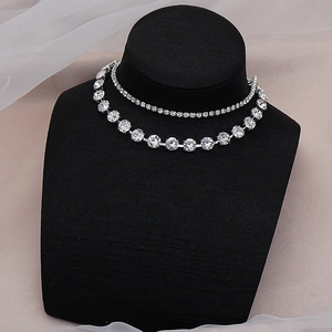 Primer plano de gargantilla de doble capa con strass brillante en un busto negro