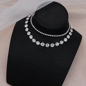 Vista detallada del collar choker plateado con capas dobles de brillantes diamantes de zirconio
