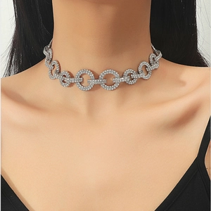 Collar choker plateado brillante con pedrería y diseño de anillos elegantes