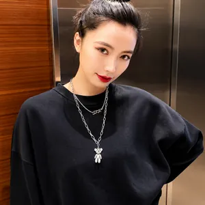 Gros plan d'un collier ours argenté double couche avec lettres SKR sur un mannequin