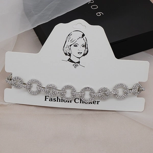 Detalle de los anillos de plata de una gargantilla choker con brillantes diamantes de imitación