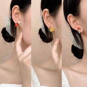 Orecchini a perno a margherita in smalto colorato con ago in argento 925 da donna