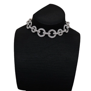 Elegante collar choker de diamantes de imitación plateados en maniquí de terciopelo negro