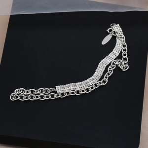 Detalle del collar de doble capa plateado con malla de diamantes y diseño de eslabón