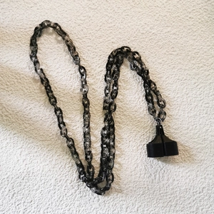 Acrylic anti-lost chain for wireless earbuds in black and translucent smoky grey