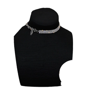 Collar de cadena plateada minimalista con tres filas de pedrería en busto negro