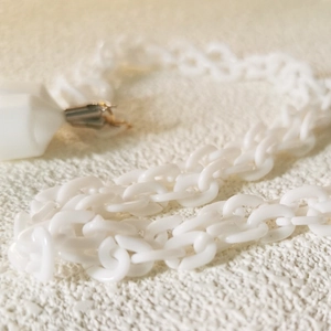 Close-up of white acrylic chunky chain anti-lost strap with magnetic clasp and pentagon charm