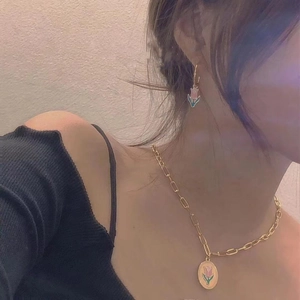 Conjunto de collar y pendientes de tulipán dorado vintage lucidos por una modelo