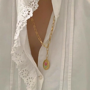 Collar de cadena de clip dorado vintage con colgante de tulipán rosa usado por modelo