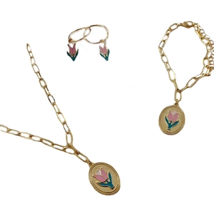 Conjunto de joyas de tulipán dorado con collar brazalete y pendientes de esmalte rosa