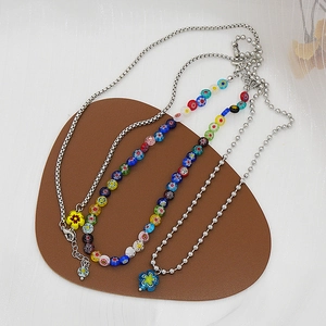 Ensemble de trois colliers superposés avec perles Millefiori colorées et fleurs émaillées