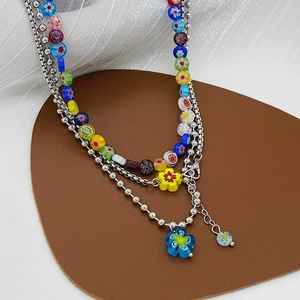 Collier rétro multicouche avec perles de fleurs en verre millefiori colorées et chaînes argentées
