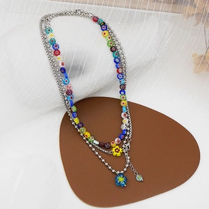 Collier multicouche rétro avec fleurs en verre millefiori et chaînes en métal argenté