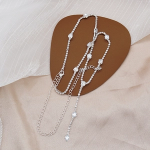 Vista detallada del collar de circonita gota de plata con brillantes de imitación