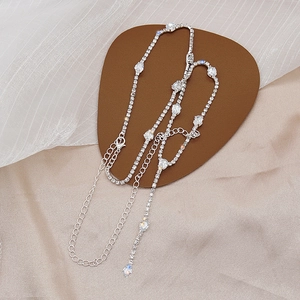 Detalle del collar de circonitas plateadas con cadena ajustable sobre tela elegante