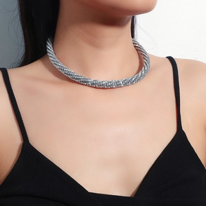Collier ras du cou en strass argentés avec un design brillant de cristaux enveloppants