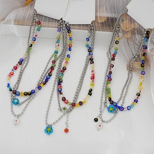 Collier ras du cou multicouche perles de fleurs colorées en verre et chaîne métal