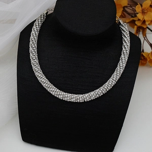 Gros plan détaillé d'un collier ras du cou à cinq rangées de strass sur velours noir