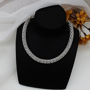 Détail d'un collier ras du cou à plusieurs rangées de strass sur un mannequin noir