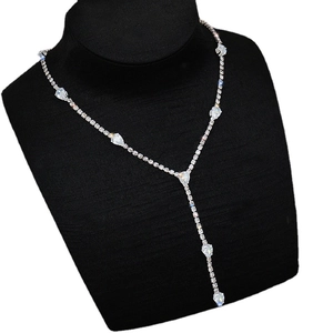 Elegante collar en Y plateado con brillantes cristales de circonita en forma de gota