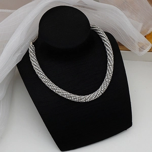 Collier ras du cou élégant en strass argenté avec plusieurs rangées de cristaux brillants