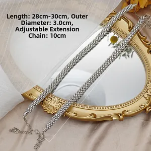 Détail du ras de cou large en strass avec fermoir mousqueton et chaîne argentée