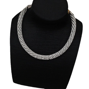 Collier ras du cou étincelant à plusieurs rangées de strass blancs sur un buste de mannequin