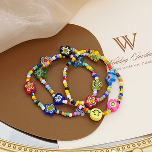Set de collares de verano con cuentas de vidrio de colores, flores y detalles de sonrisa