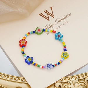 Collar de cuentas de vidrio coloridas con detalles florales en invitación vintage