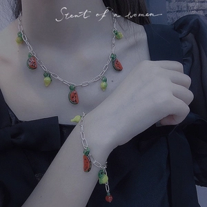Ensemble collier et bracelet argentés avec breloques en émail pastèque et citron