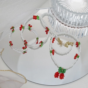 Détail de l'ensemble collier et bracelet en perles de cerise avec fermoir doré