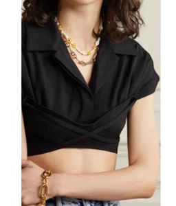 Top corto negro ajustado con cuello vuelto y elegante diseño de cintura cruzada frontal
