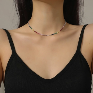 Collier tennis avec pierres précieuses arc-en-ciel de taille ronde sur base blanc argent