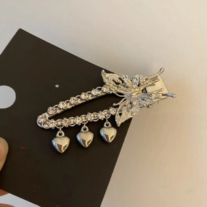 Pasador de mariposa plateado con diamantes de imitación y colgantes de corazón