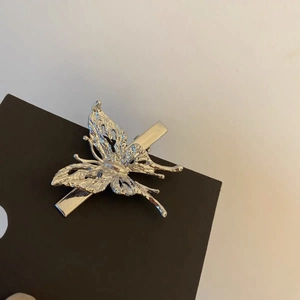 Pinza para el pelo mariposa 3D plateada con textura de metal líquido estilo lava